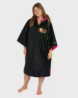 DRYROBE Advance Kurzarm Umziehhilfe in Schwarz mit pinken Akzenten, Frontalansicht auf Model