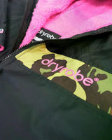 DRYROBE Advance Kurzarm in Schwarz mit Pink, Fleece-Innenfutter, Detailansicht Reißverschluss