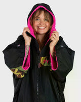 DRYROBE Advance Kurzarm in Schwarz mit pinkem Fleece-Futter, Frontalansicht mit Modell