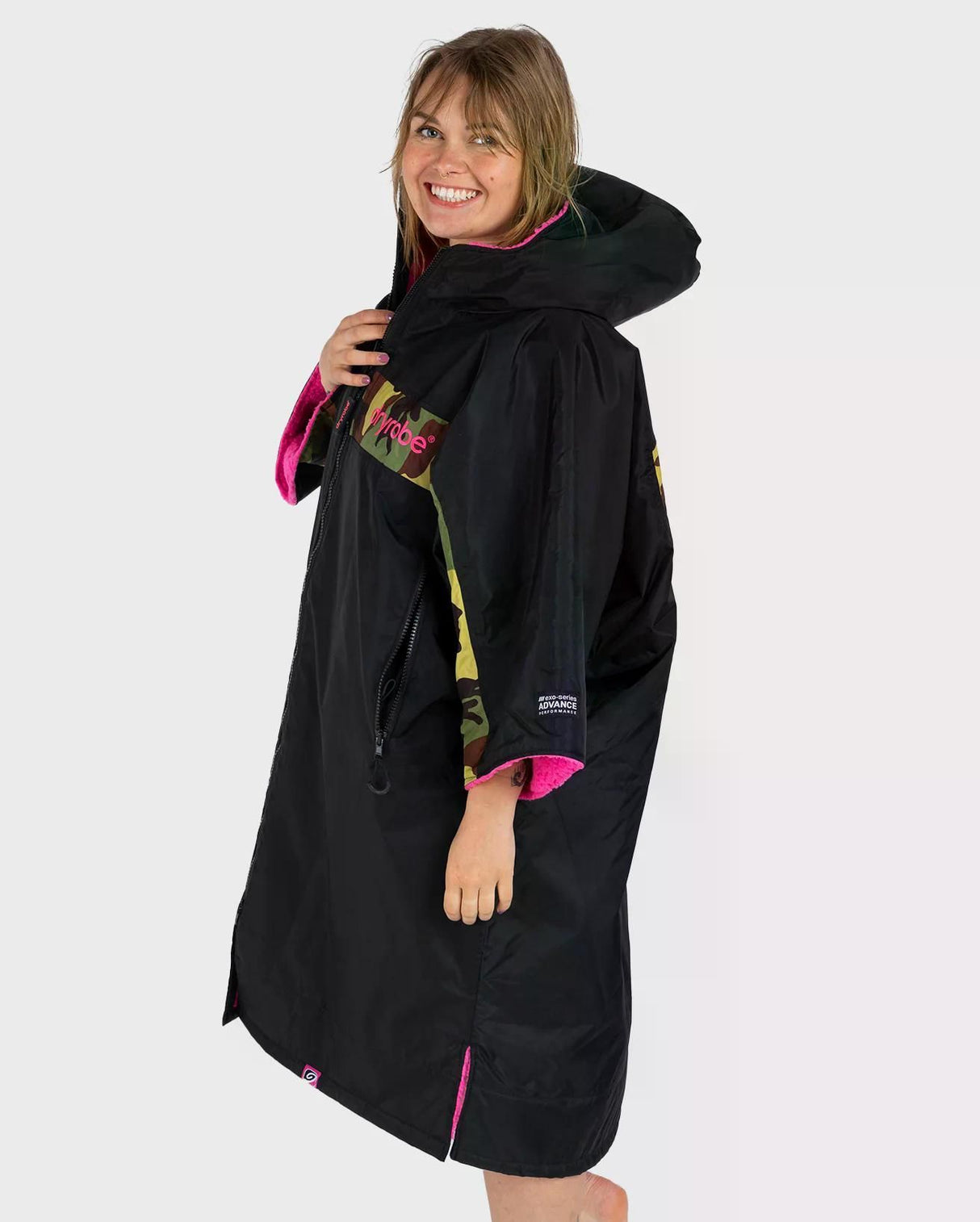 DRYROBE Advance Short Sleeve schwarz mit pinken Akzenten, Frontalansicht, Model trägt Robe mit Kapuze