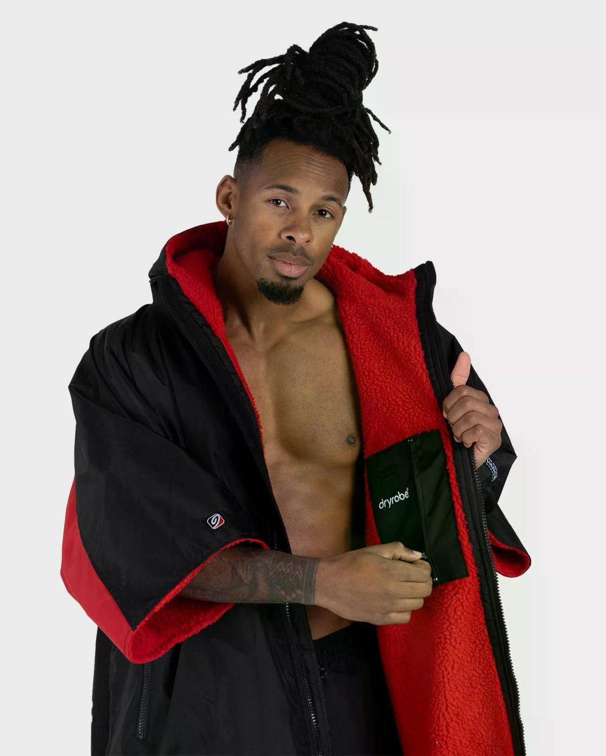 DRYROBE Advance Short Sleeve schwarz-rot, Mann trägt offene Robe mit Fleece-Futter, Frontalansicht