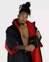 DRYROBE Advance Short Sleeve schwarz-rot, Mann trägt offene Robe mit Fleece-Futter, Frontalansicht