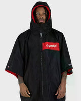 DRYROBE Advance Short Sleeve schwarz mit rotem Logo, Kapuze, Frontansicht, Funktionsmaterial