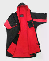 DRYROBE Advance Short Sleeve rot-schwarz, Funktionsrobe mit Kapuze, flache Ansicht, geöffnet mit Innenseite sichtbar