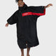 DRYROBE Advance Short Sleeve schwarz mit rotem Armband, Frontansicht auf männlichem Modell