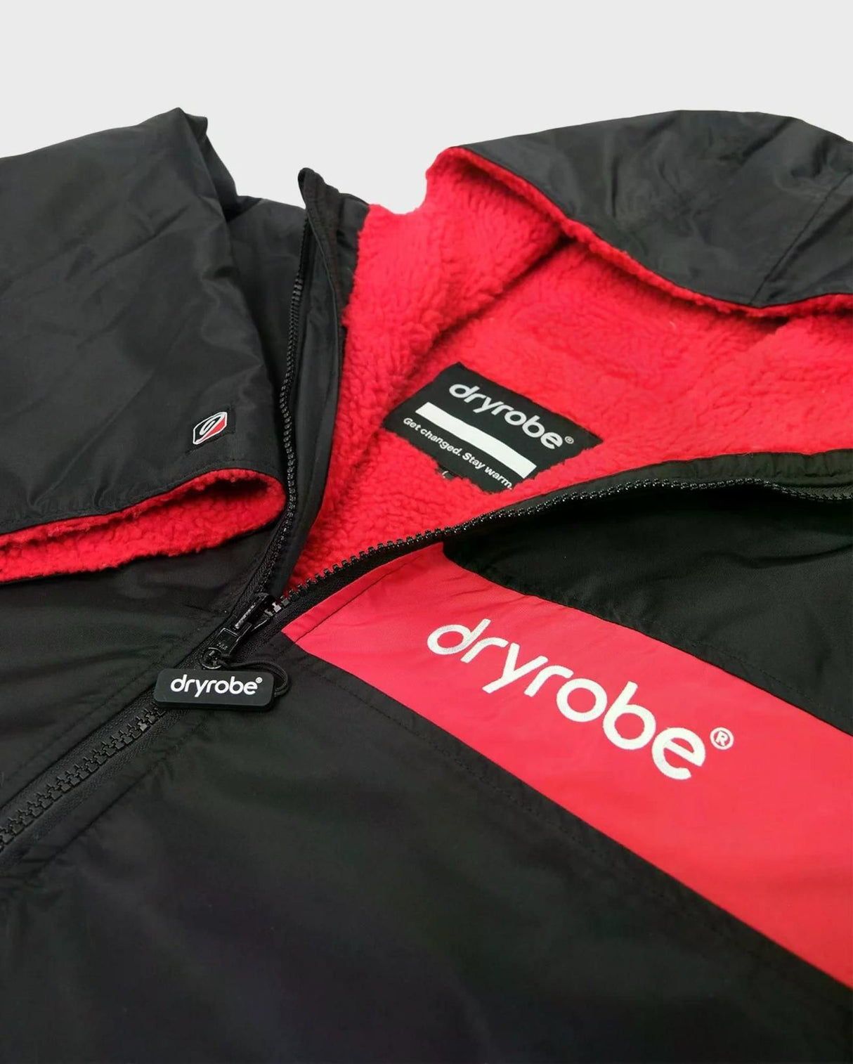 DRYROBE Advance Kurzarm in Schwarz und Rot, Neoprenmaterial, offene Vorderseite mit Reißverschluss, Detailansicht