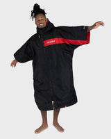 DRYROBE Advance Kurzarm Umziehhilfe schwarz mit rotem Armstreifen, Frontalansicht auf Model getragen