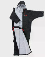 Dryrobe Adapt Mantel schwarz mit grauem Fleece-Futter, ausgebreitet von vorne, wasserdichte Funktionsjacke mit roten Akzenten