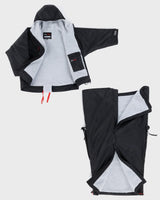 Dryrobe Adapt Mantel in Schwarz mit weißem Fleece-Futter, zweiteiliges Set aus Jacke und Hose, Flachansicht