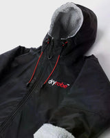 Dryrobe Adapt Mantel schwarz mit grauem Fleece-Futter, Kapuze und roten Kordelzügen, Vorderansicht