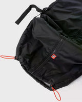 Dryrobe Adapt Mantel schwarzer Funktionsmantel mit Reißverschluss, roten Kordelzügen und Logo-Badge, Detailansicht
