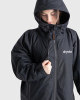 Dryrobe Nexus Long Sleeve schwarze Jacke mit Kapuze, Reißverschluss und Logo-Print, Frontansicht