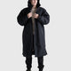 Dryrobe Nexus Long Sleeve schwarzer Bademantel mit Kapuze, Frontalansicht, Mann trägt das Produkt
