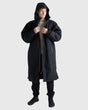 Dryrobe Nexus Long Sleeve schwarzer Bademantel mit Kapuze, Frontansicht auf männlichem Model getragen