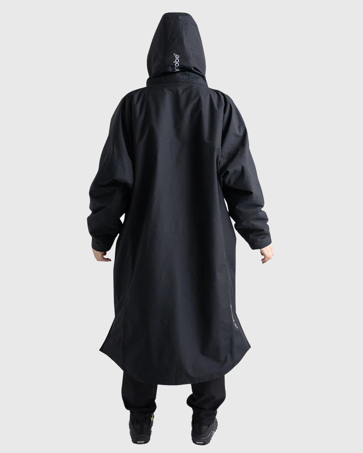 Dryrobe Nexus Long Sleeve in Schwarz, Rückansicht, lange Kapuzenjacke mit funktionalem Design, Rückenansicht
