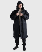 Dryrobe Nexus Long Sleeve schwarzer Wechselmantel mit Kapuze, Frontansicht auf Modell