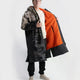 Dryrobe Nexus Long Sleeve schwarz mit kariertem Muster, orange Innenfutter, offene Vorderansicht, modellgetragen