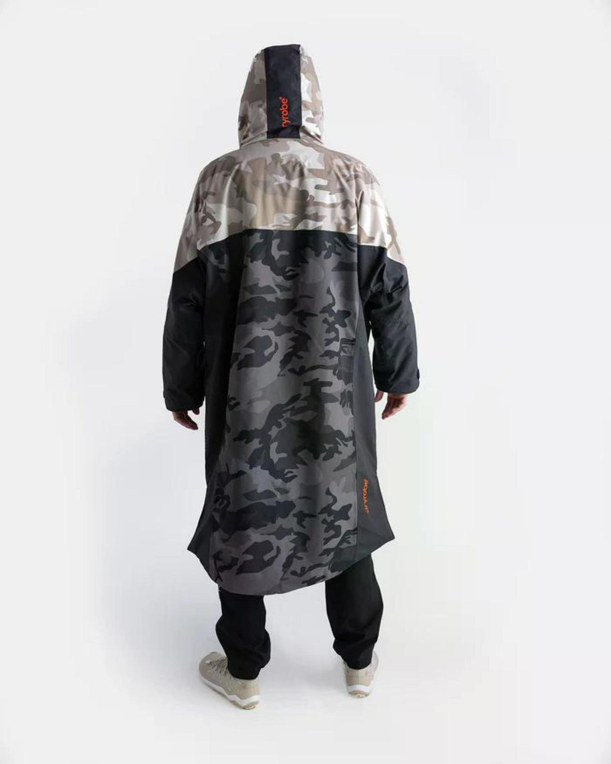 Dryrobe Nexus Long Sleeve in Schwarz und Grau, Rückansicht, wasserdichte Funktionsjacke mit Kapuze und Camouflage-Muster