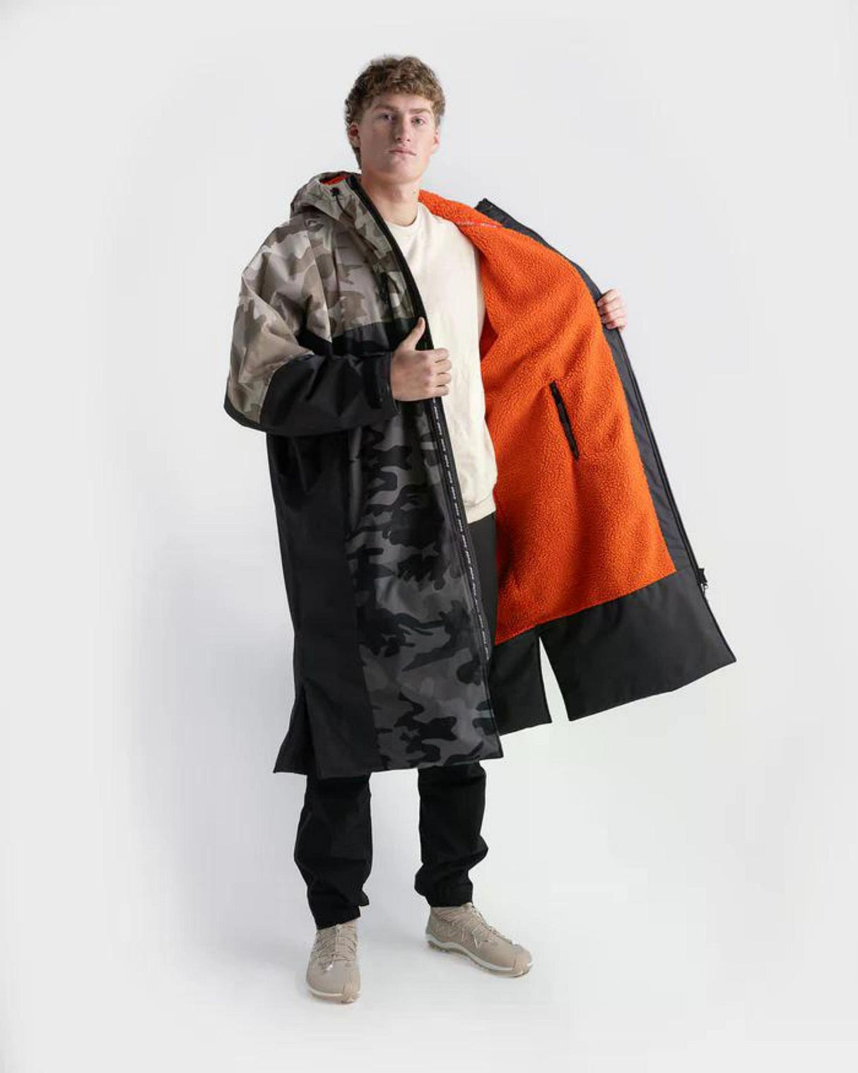 Dryrobe Nexus Long Sleeve mit kariertem Muster, orange und schwarzem Innenfutter, offene Vorderansicht eines Mannes