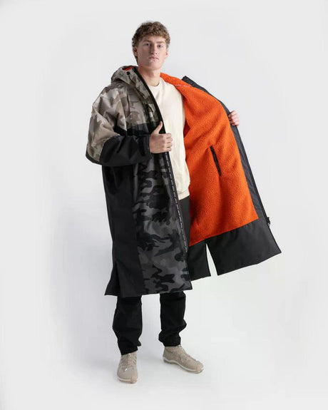 Dryrobe Nexus Long Sleeve mit kariertem Muster, orange und schwarzem Innenfutter, offene Vorderansicht eines Mannes