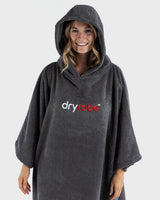 Dryrobe Handtuchmantel aus Bio-Baumwolle in Dunkelgrau mit Kapuze, Frontansicht auf Model