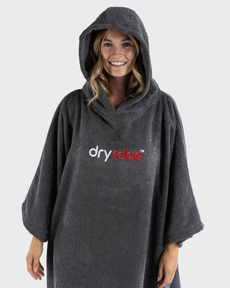 Dryrobe Handtuchmantel aus Bio-Baumwolle in Dunkelgrau mit Kapuze, Frontansicht auf Model