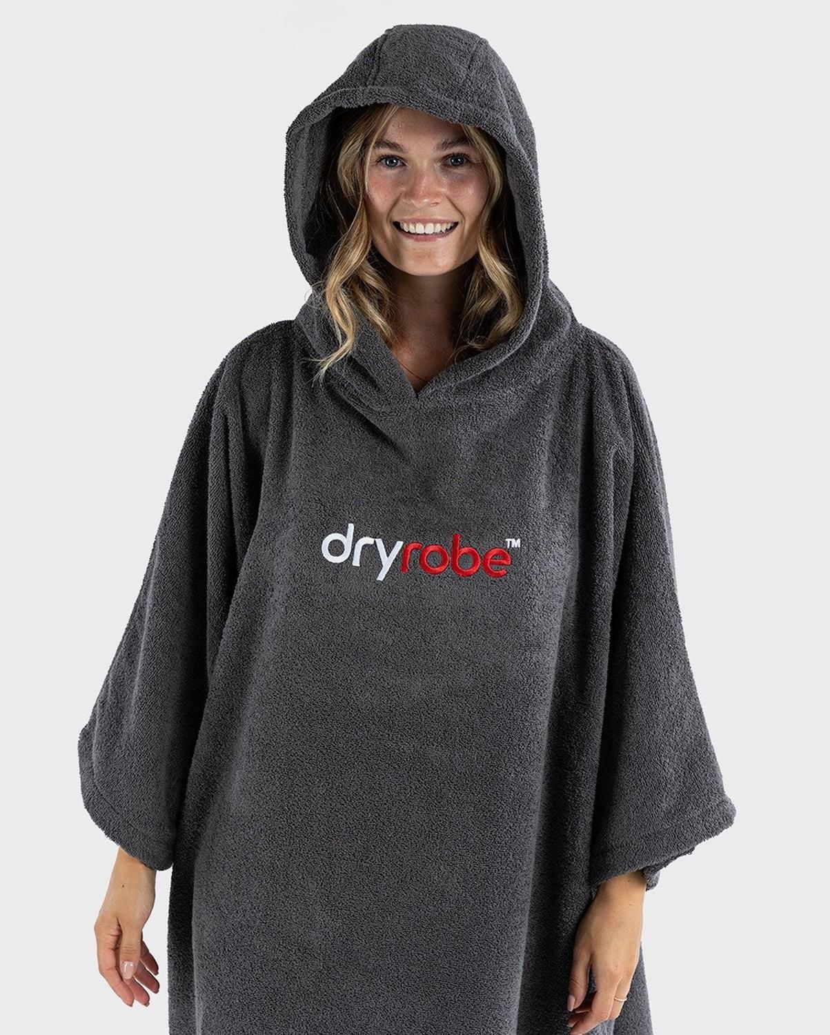 Dryrobe Handtuchmantel aus Bio-Baumwolle in Dunkelgrau mit Kapuze, Frontansicht