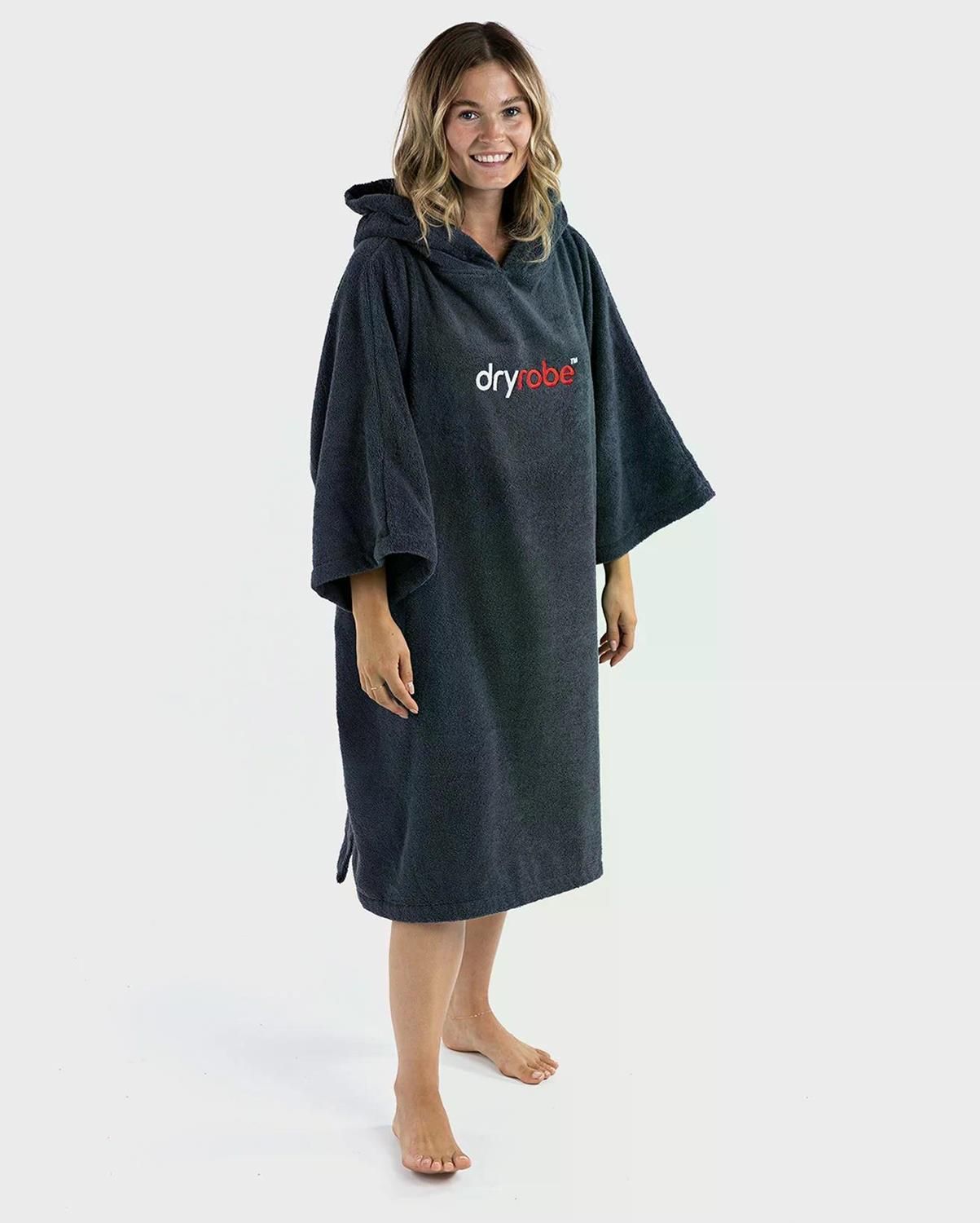 Dryrobe Handtuchmantel aus Bio-Baumwolle in Dunkelblau, Frontansicht auf Model getragen