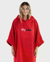 Dryrobe Handtuchmantel aus Bio-Baumwolle in Rot mit Kapuze, Frontansicht auf Model getragen
