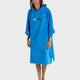 Dryrobe Handtuchmantel aus Bio-Baumwolle in Blau, Frontansicht mit Kapuze und Logo-Print