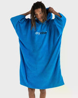 Dryrobe Handtuchmantel aus Bio-Baumwolle in Blau, Vorderansicht mit Model