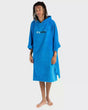 Dryrobe Handtuchmantel aus Bio-Baumwolle in Blau, Frontalansicht mit Kapuze und Logo-Print