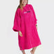Dryrobe Handtuchmantel aus Bio-Baumwolle in Pink, Frontalansicht mit Modell