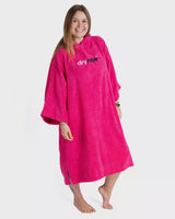 Dryrobe Handtuchmantel aus Bio-Baumwolle in Pink, Frontalansicht mit Modell