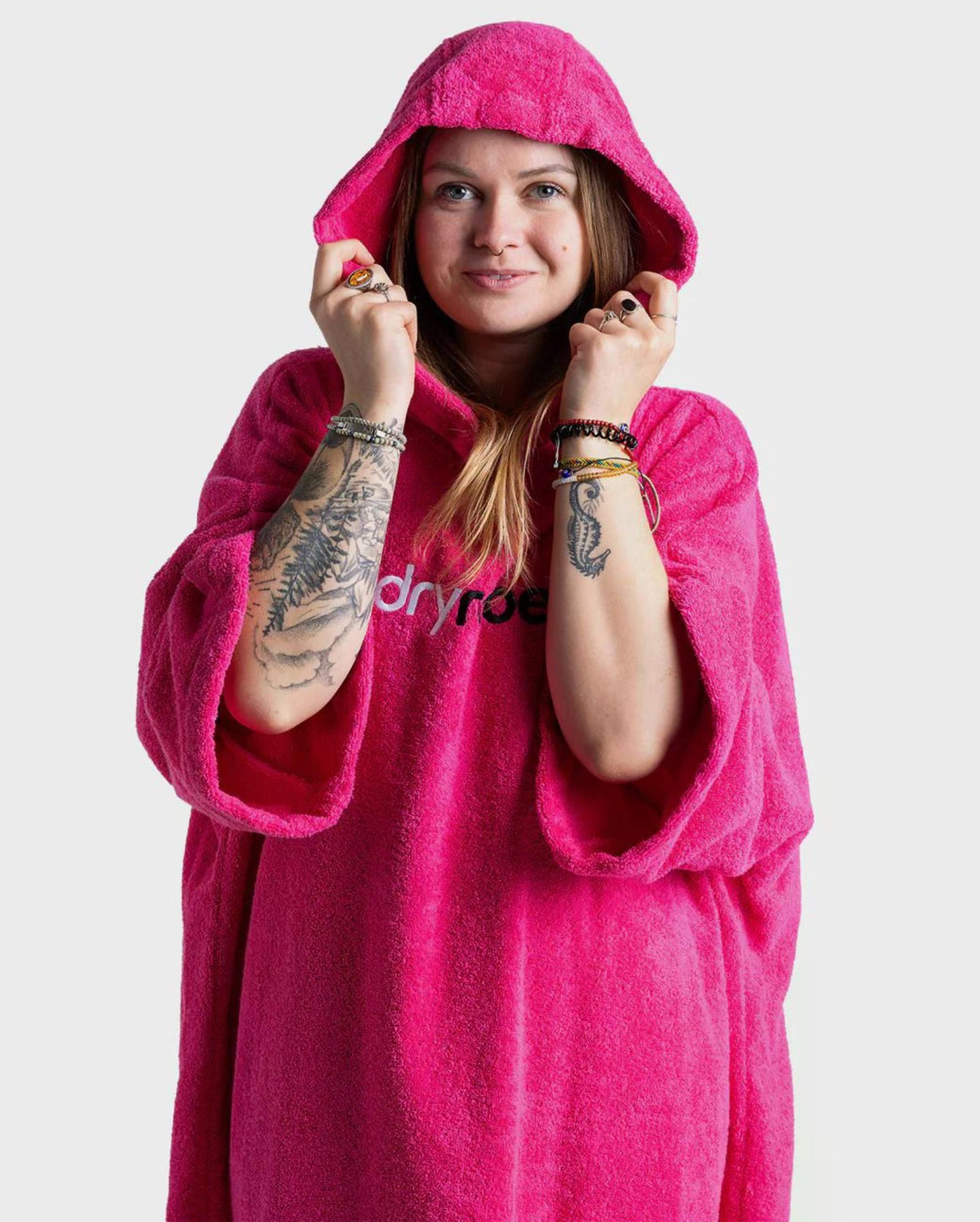 Dryrobe Handtuchmantel Bio-Baumwolle pink mit Kapuze, Frontansicht getragen