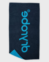 Dryrobe Strandtuch in Dunkelblau mit türkisem Logo, Baumwollmischgewebe, Frontalansicht