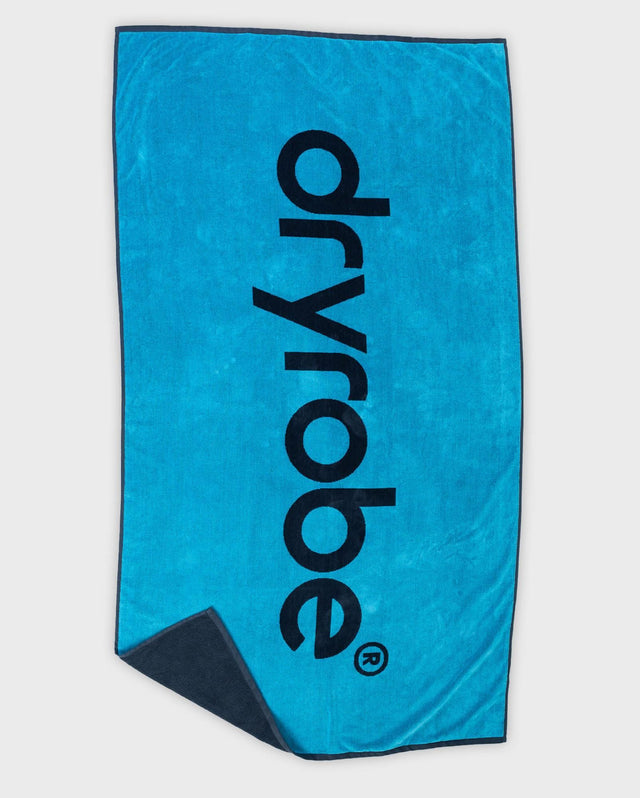 Dryrobe Strandtuch in Türkis mit schwarzem Dryrobe-Logo, Frontalansicht, Baumwolle und Mikrofaser