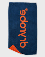 Dryrobe Strandtuch in Marineblau mit orangefarbenem Logo, Handtuch aus Baumwolle, Frontansicht