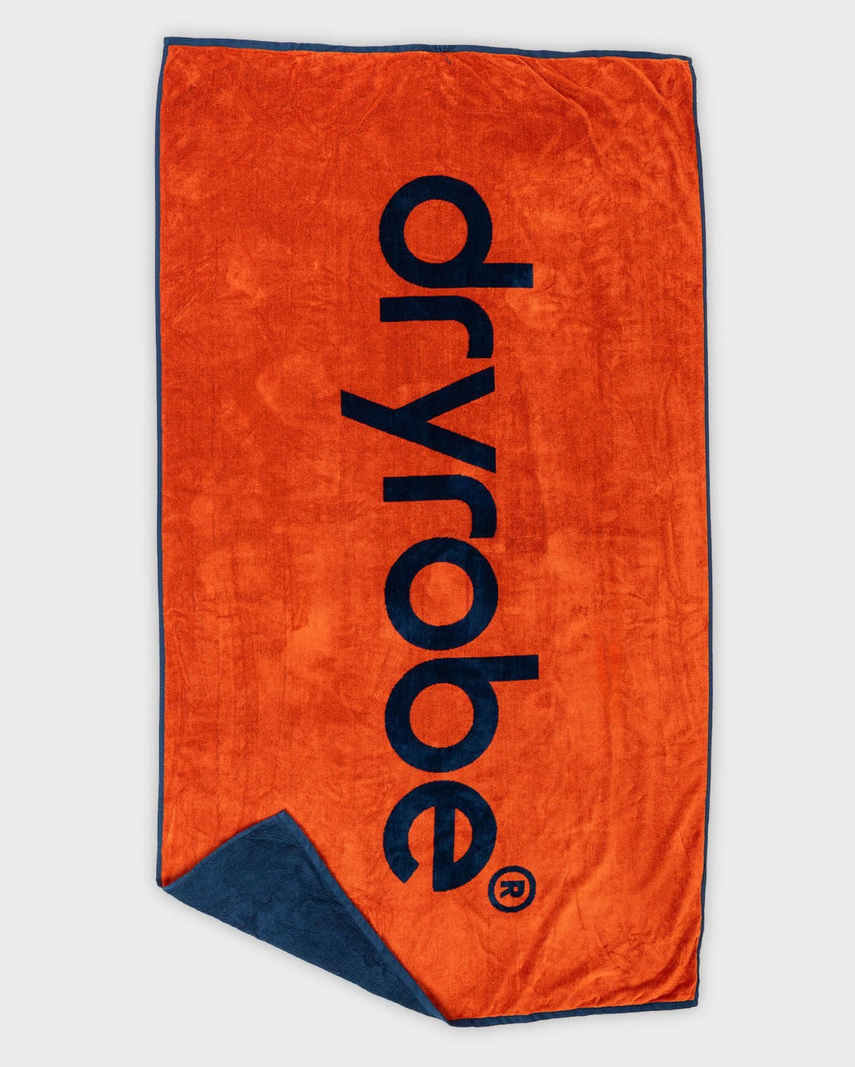 Dryrobe Strandtuch in Orange mit dunkelblauem Logo und Umschlag, Frontalansicht auf weißem Hintergrund