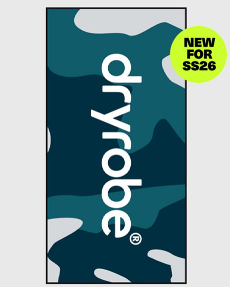 Dryrobe Strandtuch in Dunkelblau mit weißem Logo und abstraktem Wellenmuster, Frontalansicht der Produktverpackung