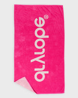 Dryrobe Strandtuch in Neonpink mit weißem Logo, Frottee-Material, zusammengefaltete Ansicht