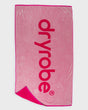 Dryrobe Strandtuch rosa mit Dryrobe-Logo, Baumwollmischgewebe, zusammengefaltet präsentiert