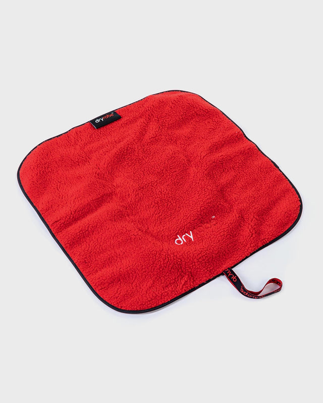 Dryrobe Umziehmatte in Rot mit dunkelblauem Saum und Tragegriff, Draufsicht