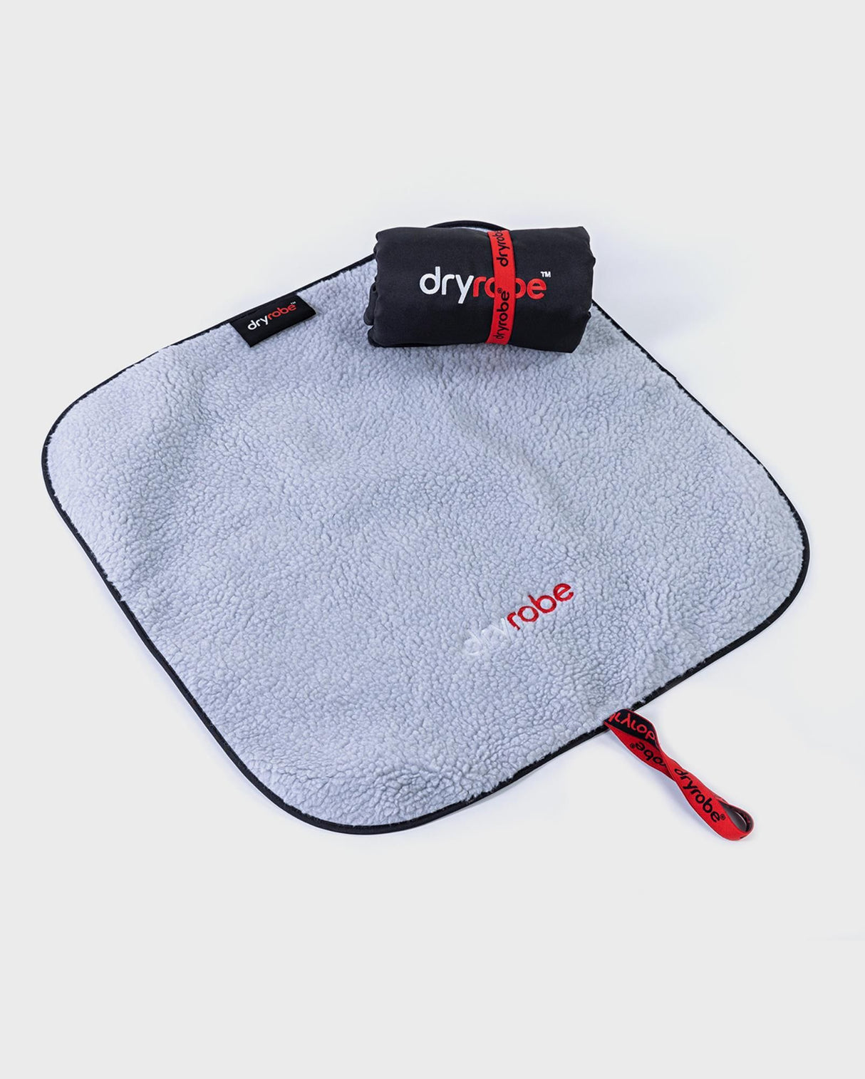 Dryrobe Umziehmatte aus hellblauem Mikrofaser-Handtuch mit dunkelblauem Rand, kompaktem schwarzen Transportbeutel und rotem Griff