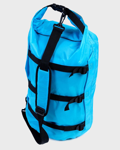 Dryrobe Drybag wasserdichter Packsack in Blau mit schwarzen Verschlussgurten, Frontansicht