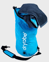 Dryrobe wasserdichter Drybag Packsack in Blau mit dunkler Textilie, Schultergurt und Rollverschluss, Vorderansicht
