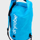 Dryrobe wasserdichter Packsack Drybag in Blau mit schwarzen Trägern und Dryrobe-Logo, Frontansicht