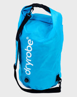 Dryrobe wasserdichter Packsack Drybag in Blau mit schwarzen Trägern und Dryrobe-Logo, Frontansicht