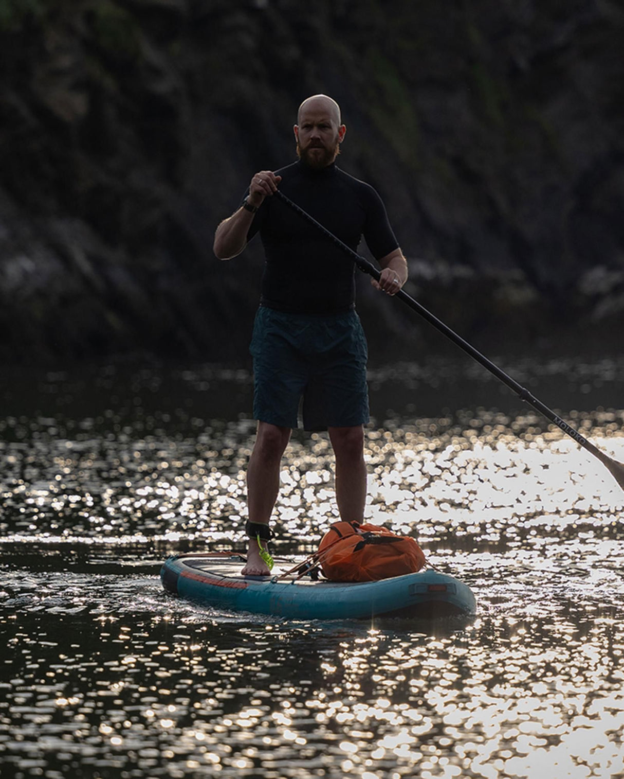 Dryrobe wasserdichter Packsack Drybag in Orange auf Stand-Up-Paddleboard beim Wassersport