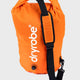 Dryrobe Drybag wasserdichter Packsack in Orange mit schwarzem Schultergurt, frontal